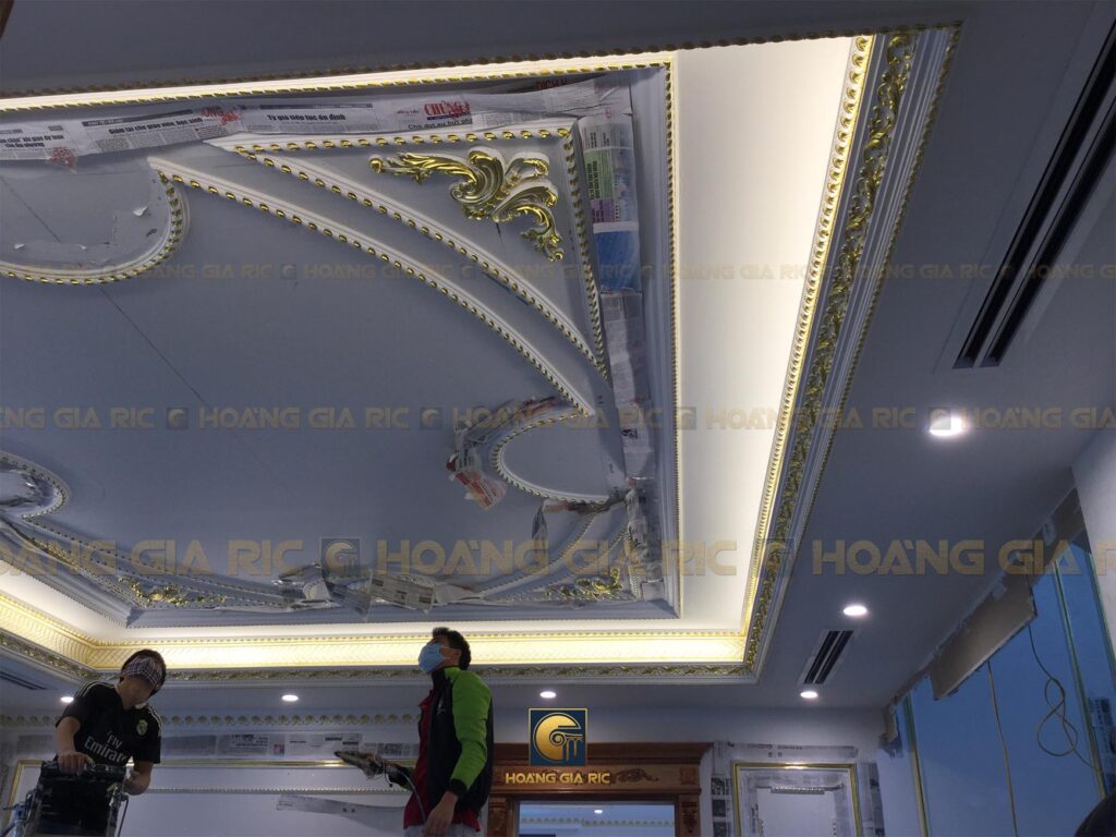 171008, thi công phào sảnh thang.