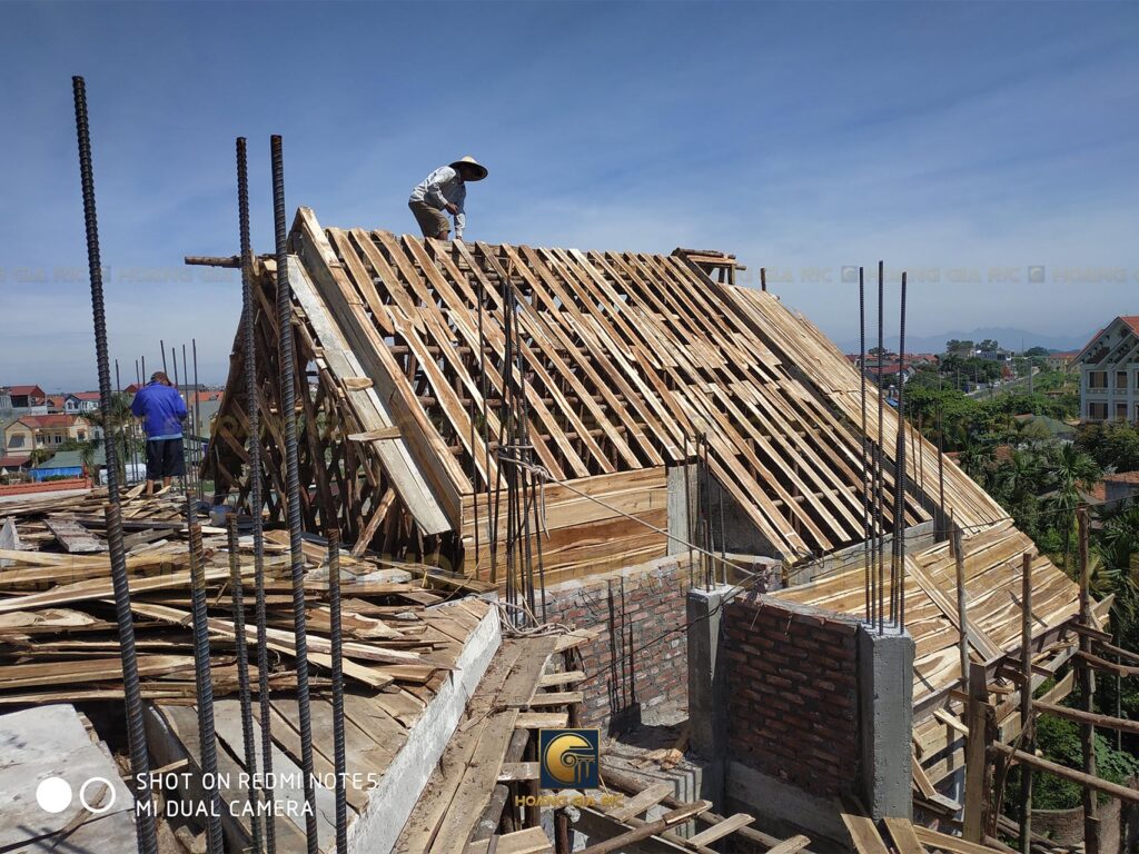 190315, thi công mái, ảnh 1- ghép cốp pha.