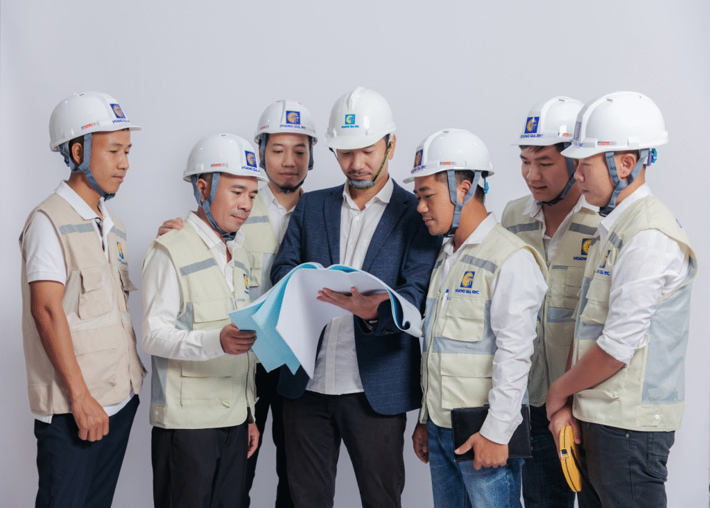 Đội ngũ kiến trúc sư và kỹ sư giàu bàn bạc thảo luận