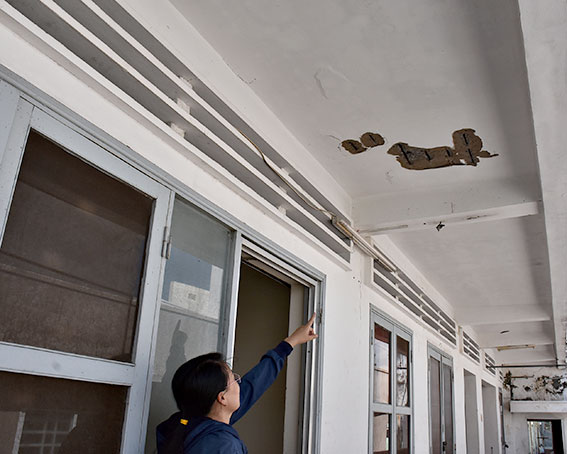 Trần và tường nứt vỡ sau do thi công nhà phố bị xử lý kém.