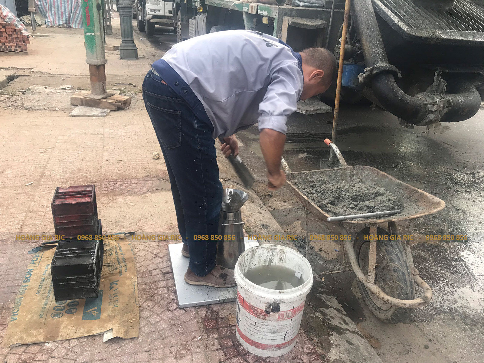 24tc03-4-thi-cong-mong-coc-lay-mau